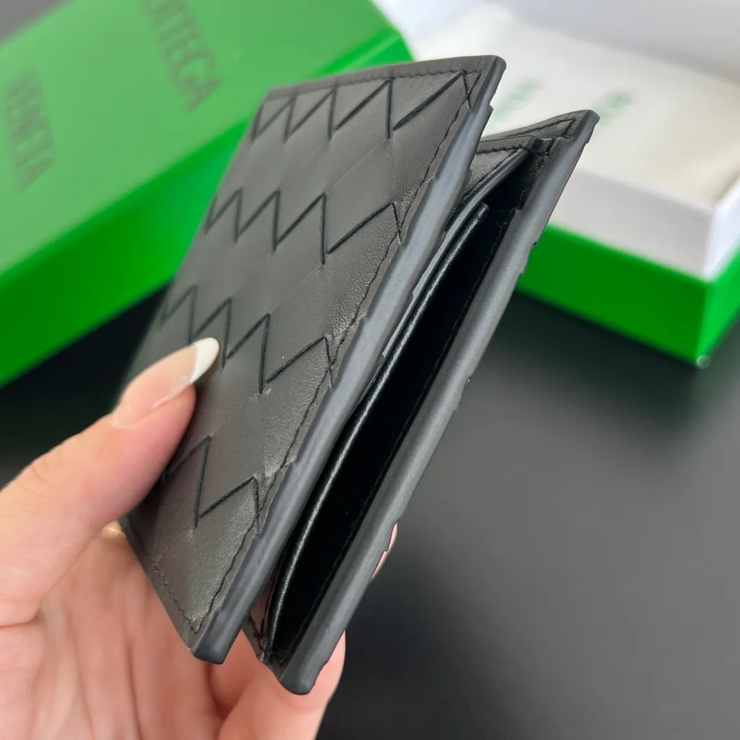Batch 960 #Bv New bi-fold short clip with coin pocket 605722👏 A short clip with a coin pocket. There is a place to put coins and change☄️ Made of original cowhide. It is soft and delicate and makes people want to touch it all the time. It is equipped with 4 card slots, 2 banknote compartments, 2 extra pockets, and 1 coin purse. It is very tasteful and low-key. It is very good in terms of texture and practicality. Highly recommended👍👍 Size: 11x9.5